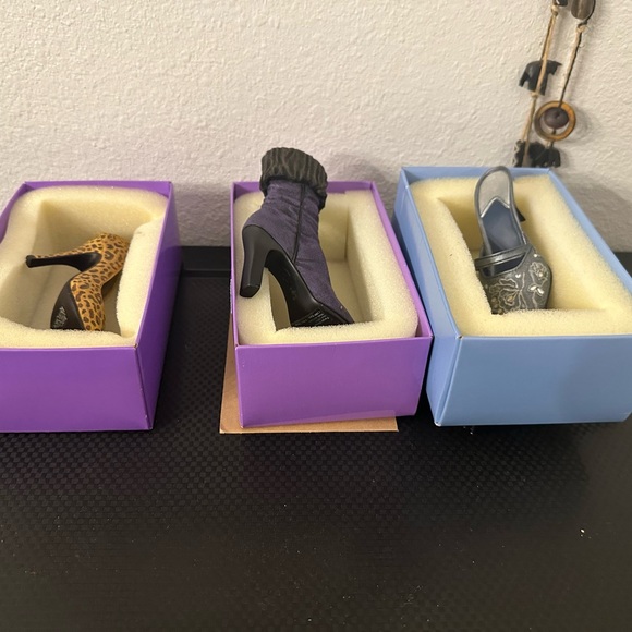 Just the right shoe figurines, three of them bundle - Picture 6 of 7